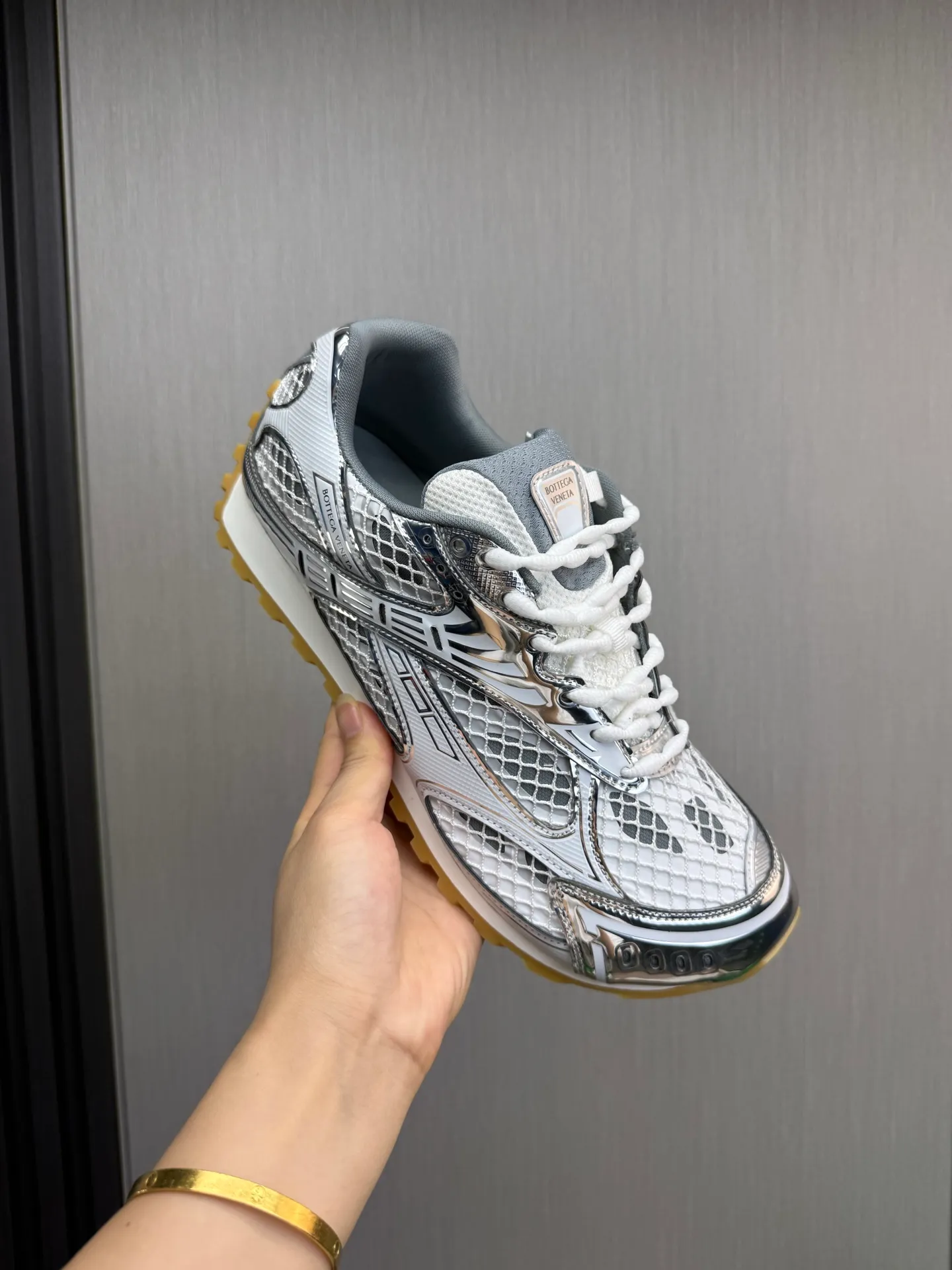 Men's men's shoes 💰620💰 BV top version 𝘽𝙊𝙏𝙏𝙀𝙂𝘼 𝙑𝙀𝙉𝙀𝙏𝘼 Orbit sneakers Wang Yibo same style couple style dad shoes 🩷💚 Runner sneakers, made of lightweight technical mesh fabric. Features a geometric patterned rubber outsole. Pay attention to the package craftsmanship ❕ High version shipping ❗️ Very nice, durable to play with and durable to make ✔️ Standard version 💯💯 The outsole is made of color-blocked TPU outsole. Women’s model 35-41 (40 41 customized) Men’s model 39-46 (45.46 customized) Equipped with original packaging